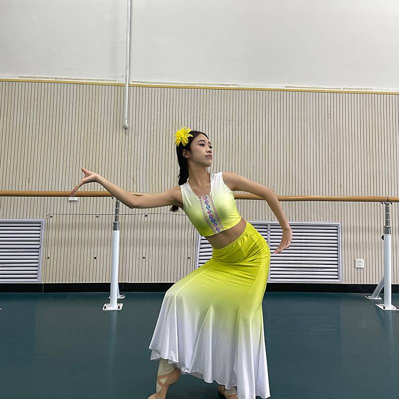 Yellow and white, eight 360-degree skirts with two shoulders